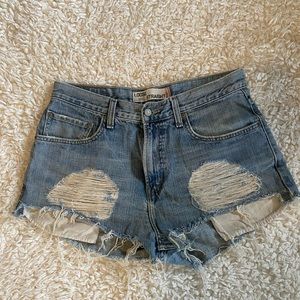 ☀️Levi’s 569 Distressed Denim Shorts☀️